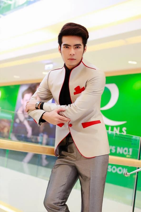 Áo Khoác Kem Cổ Trụ Viền Đỏ