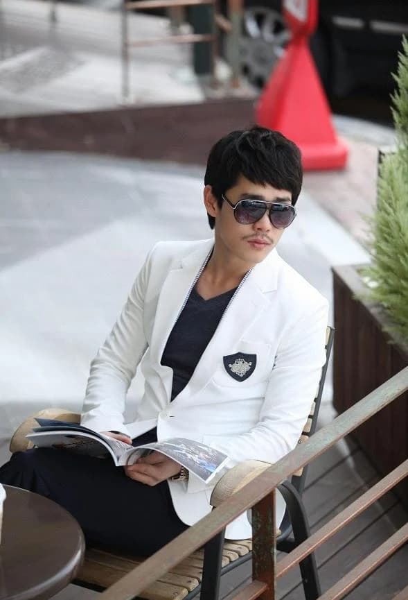 Blazer Trắng Huy Hiệu Hoàng Gia