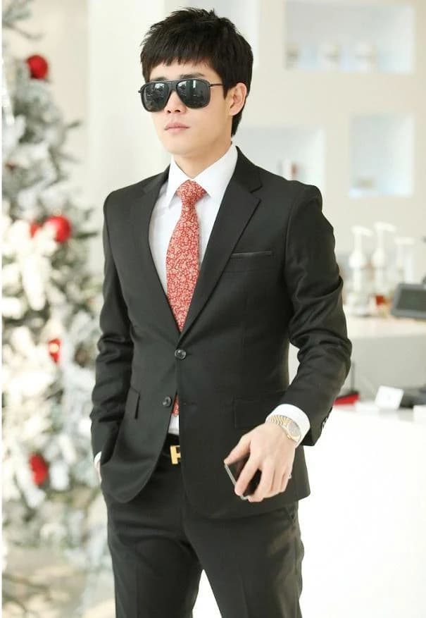 Vest Đen Cà Vạt Hoa Đỏ