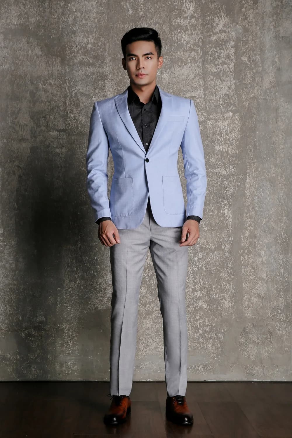 Blazer Xanh Da Trời Nhạt Trơn 1 Khuy Ve Peak