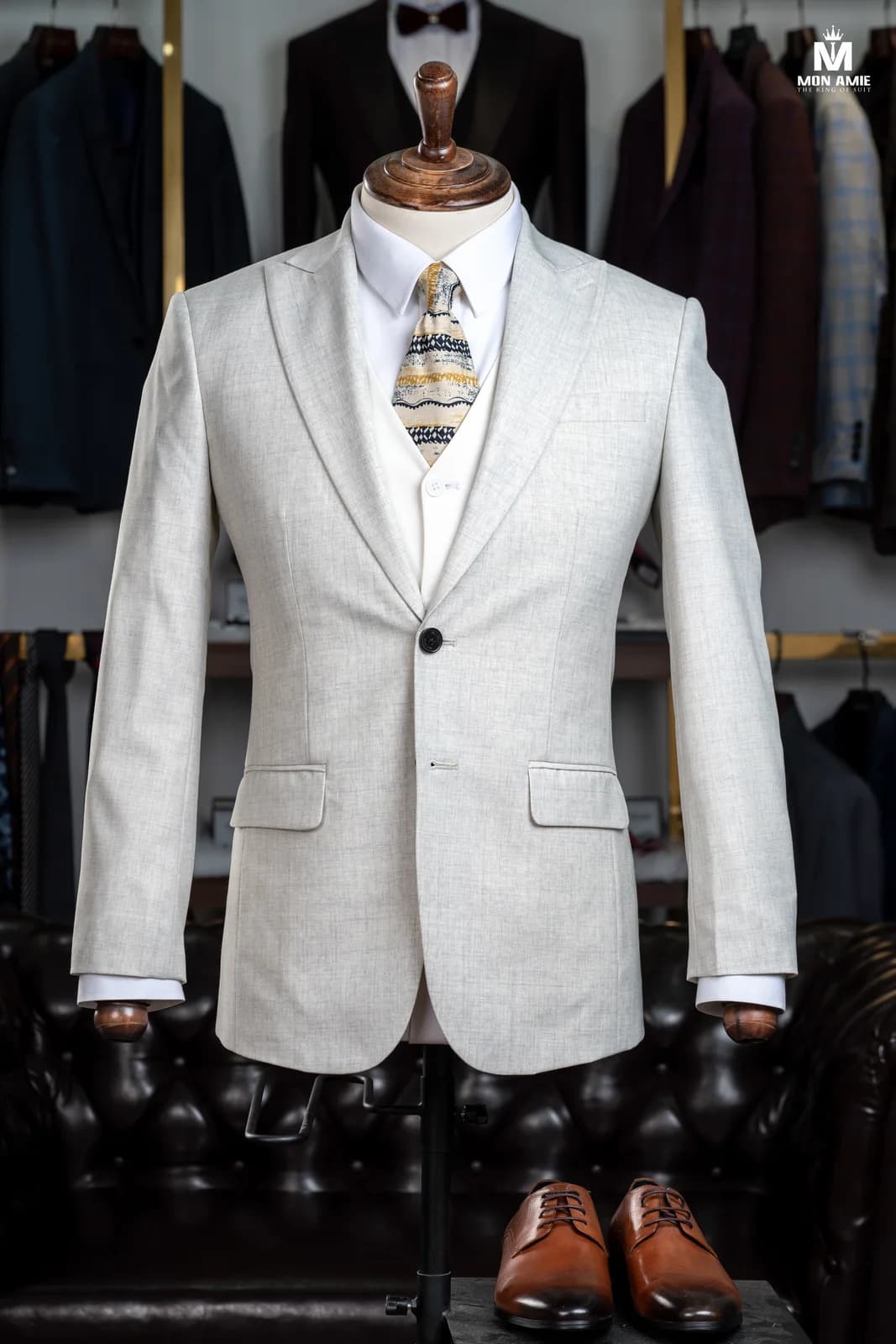 Suit Ba Mảnh Ghi Kem Vân Mộc Ve Nhọn Gilê Kem