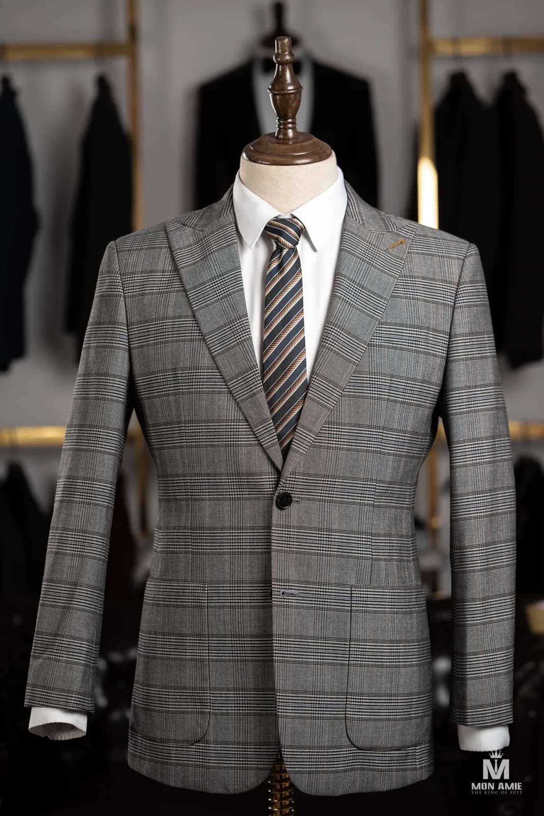 Suit Xám Kẻ Caro Đen Be Ve Nhọn Túi Đắp