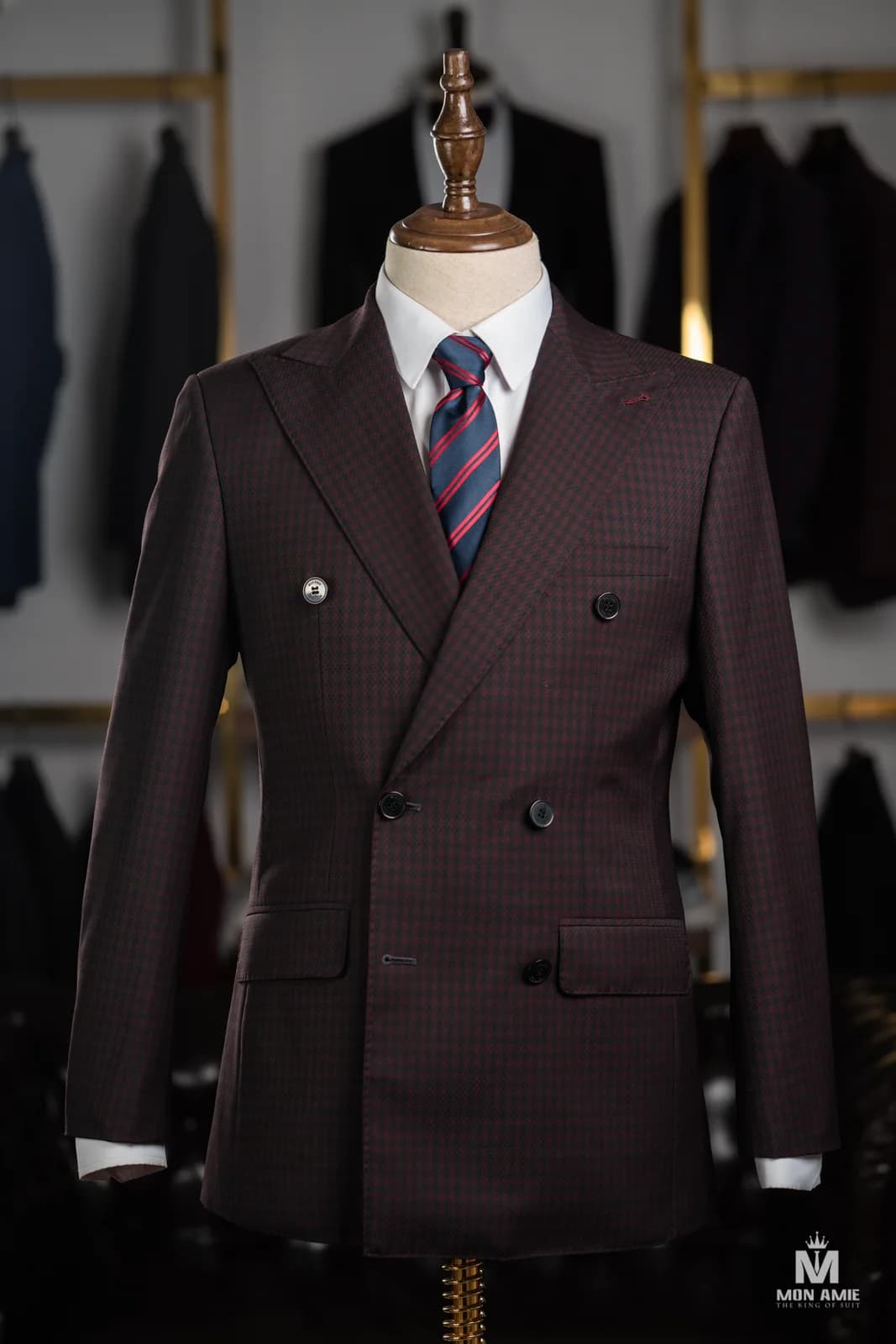 Suit Hai Hàng Nút Đỏ Rượu Ô Nhỏ Dệt Nổi Ve Nhọn