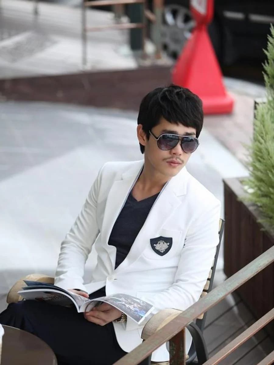 Blazer Trắng Huy Hiệu Hoàng Gia