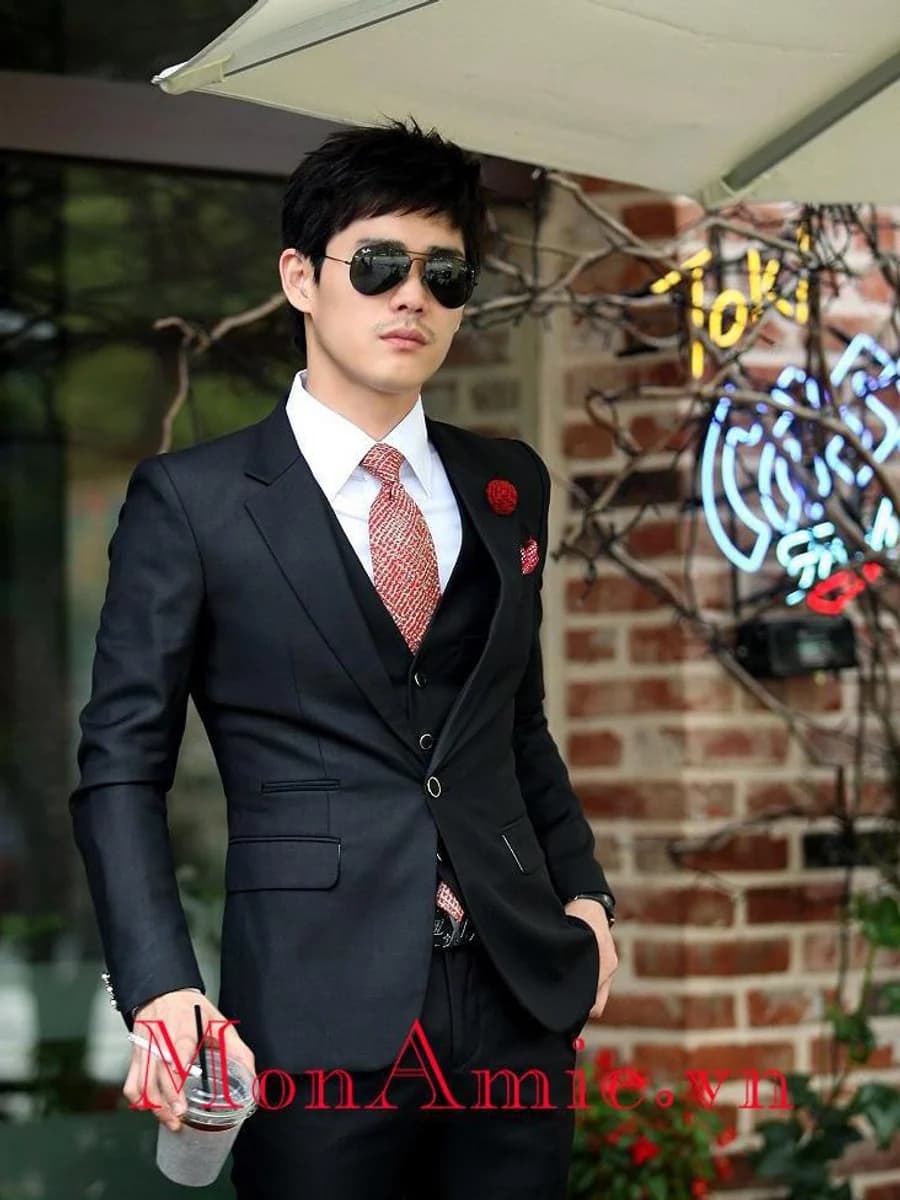 Vest Đen Điểm Nhấn Đỏ