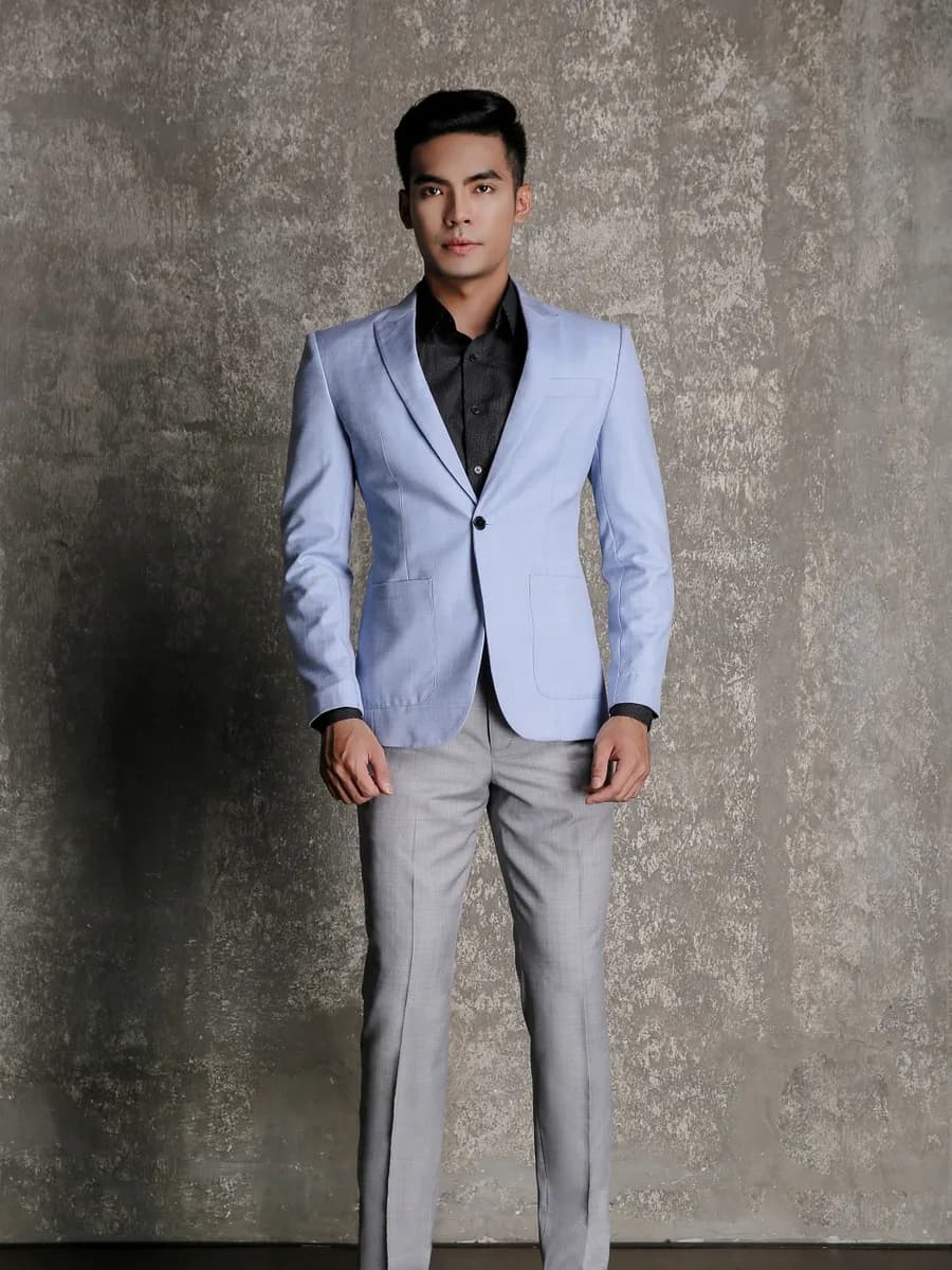 Blazer Xanh Da Trời Nhạt Trơn 1 Khuy Ve Peak