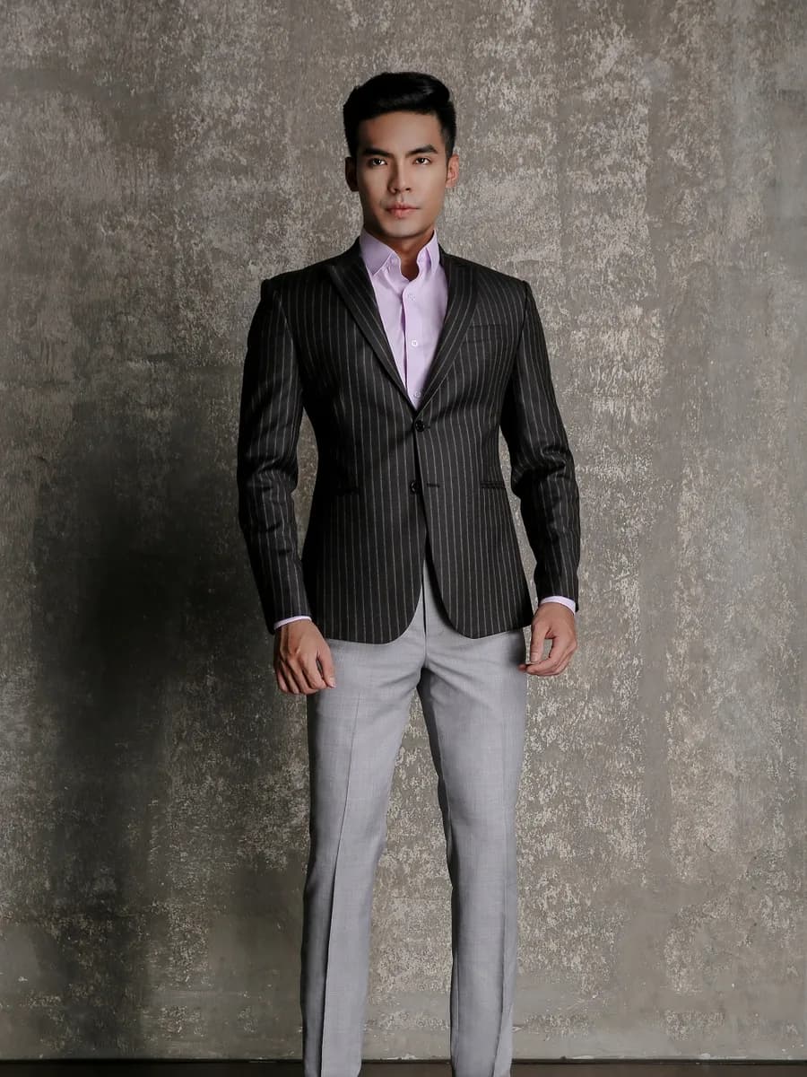 Blazer Đen Than Sọc Phấn Xám Nhạt 2 Khuy