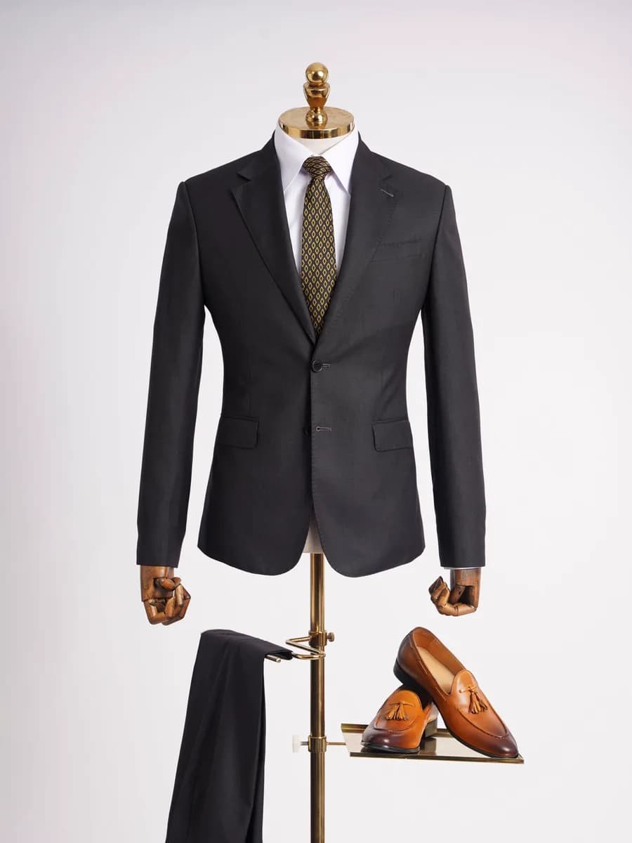 Bộ Suit Xám Than Hai Nút Kèm Quần Âu Và Loafer
