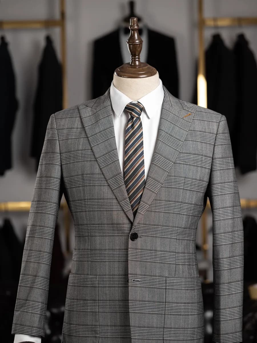 Suit Xám Kẻ Caro Đen Be Ve Nhọn Túi Đắp