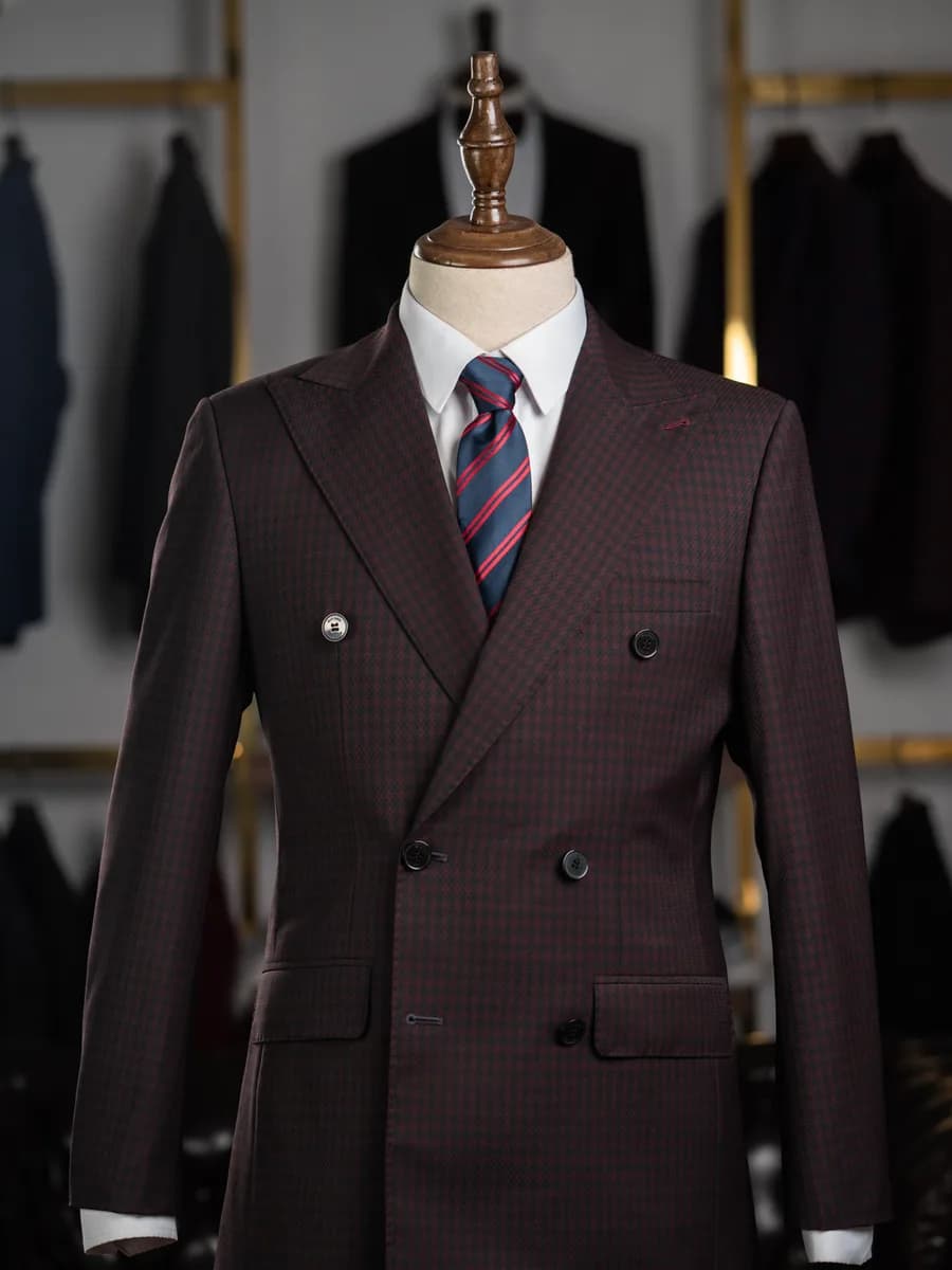 Suit Hai Hàng Nút Đỏ Rượu Ô Nhỏ Dệt Nổi Ve Nhọn