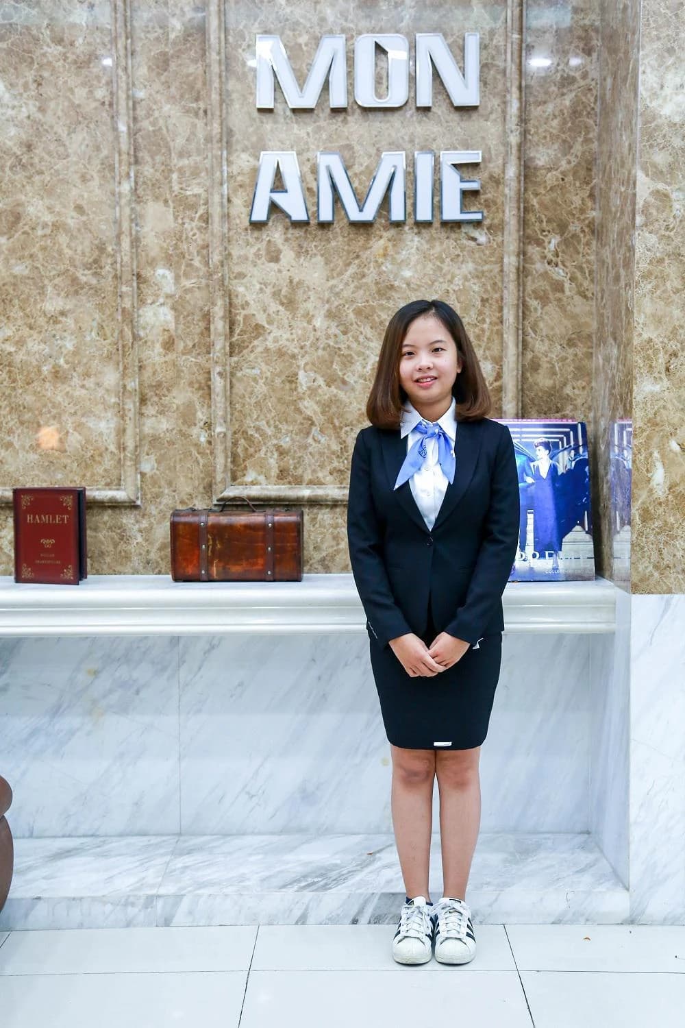 Bộ Vest Đen Chân Váy Chuẩn Mực