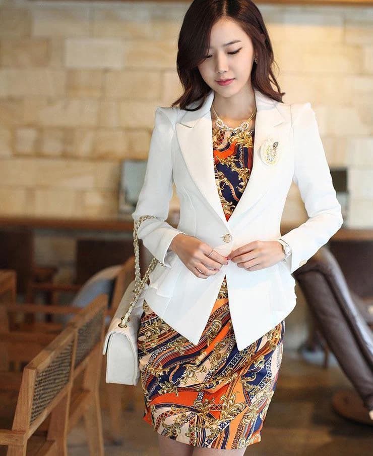 Blazer Trắng Tà Loe Nhẹ