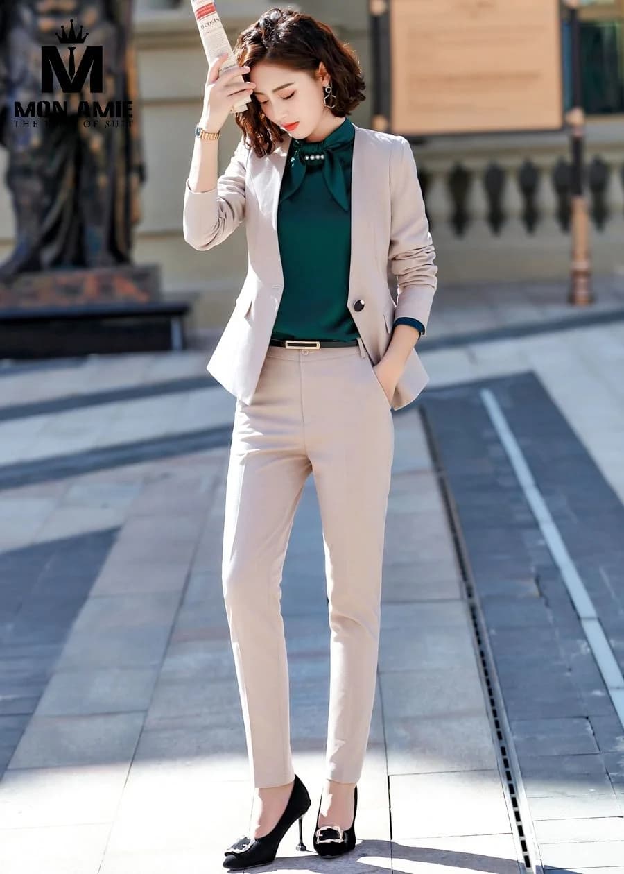 Suit Nữ Be Nude Cổ V Không Ve Quần Lửng Áo Lục Nơ