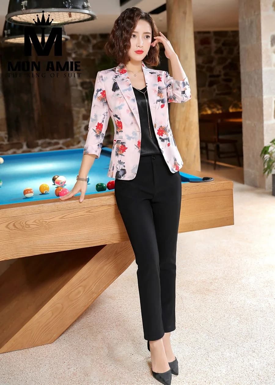 Blazer Nữ Họa Tiết Hoa Hồng Phấn Tay Lỡ Phối Quần Đen