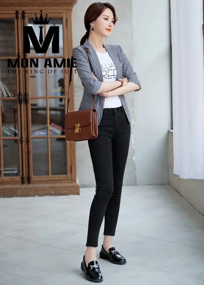 Blazer Nữ Xám Sọc Đứng Tay Lỡ Xắn Gọn Phong Cách Trẻ