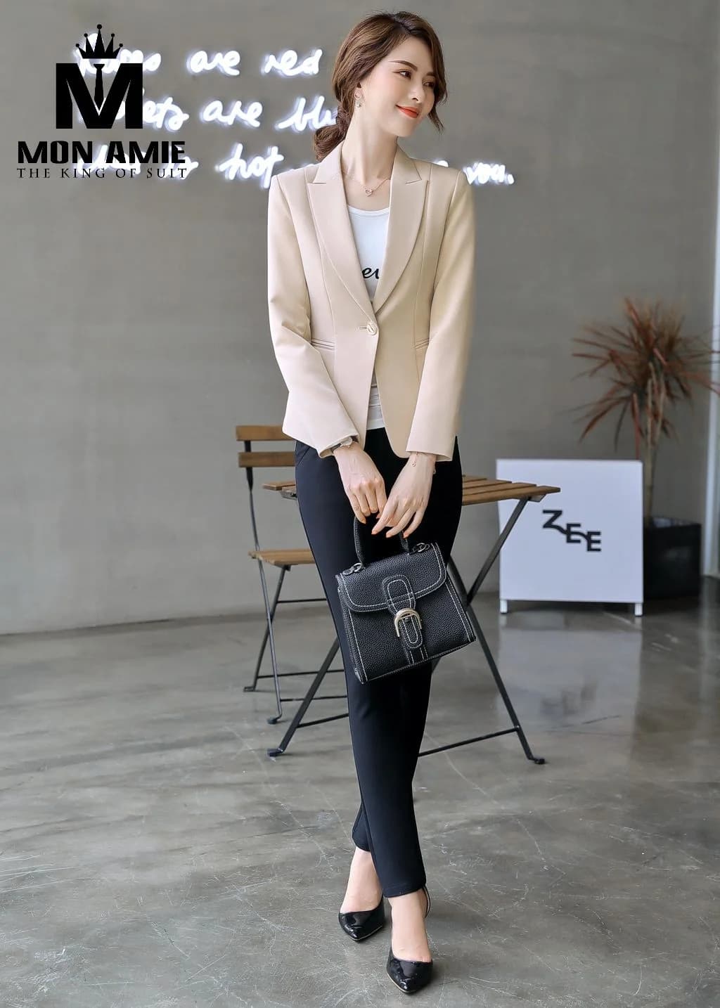 Vest Nữ Be Kem Một Nút Ve Nhọn Chiết Dọc Phối Quần Đen