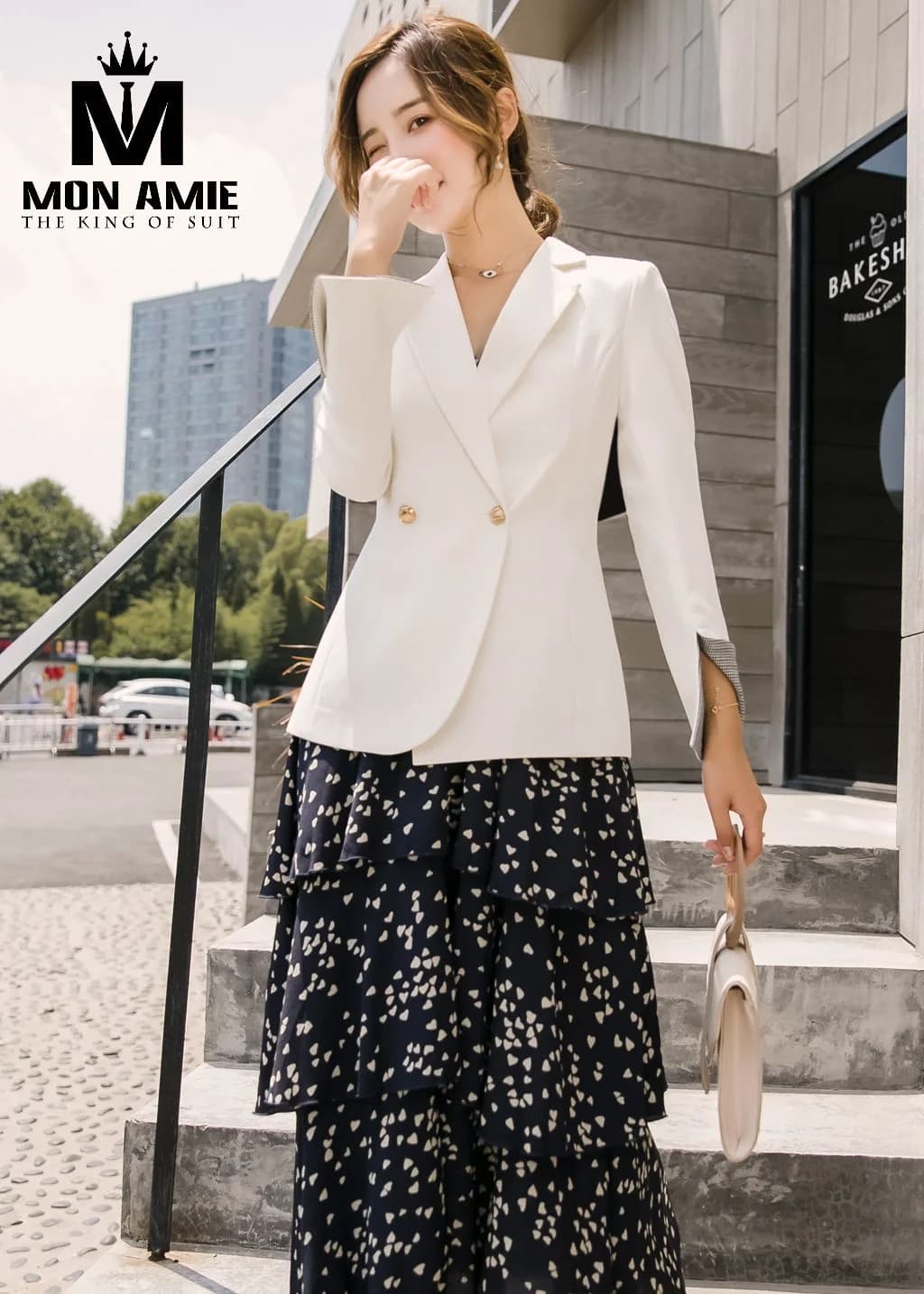 Blazer Nữ Trắng Kem Nút Vàng Cài Lệch Tay Xẻ