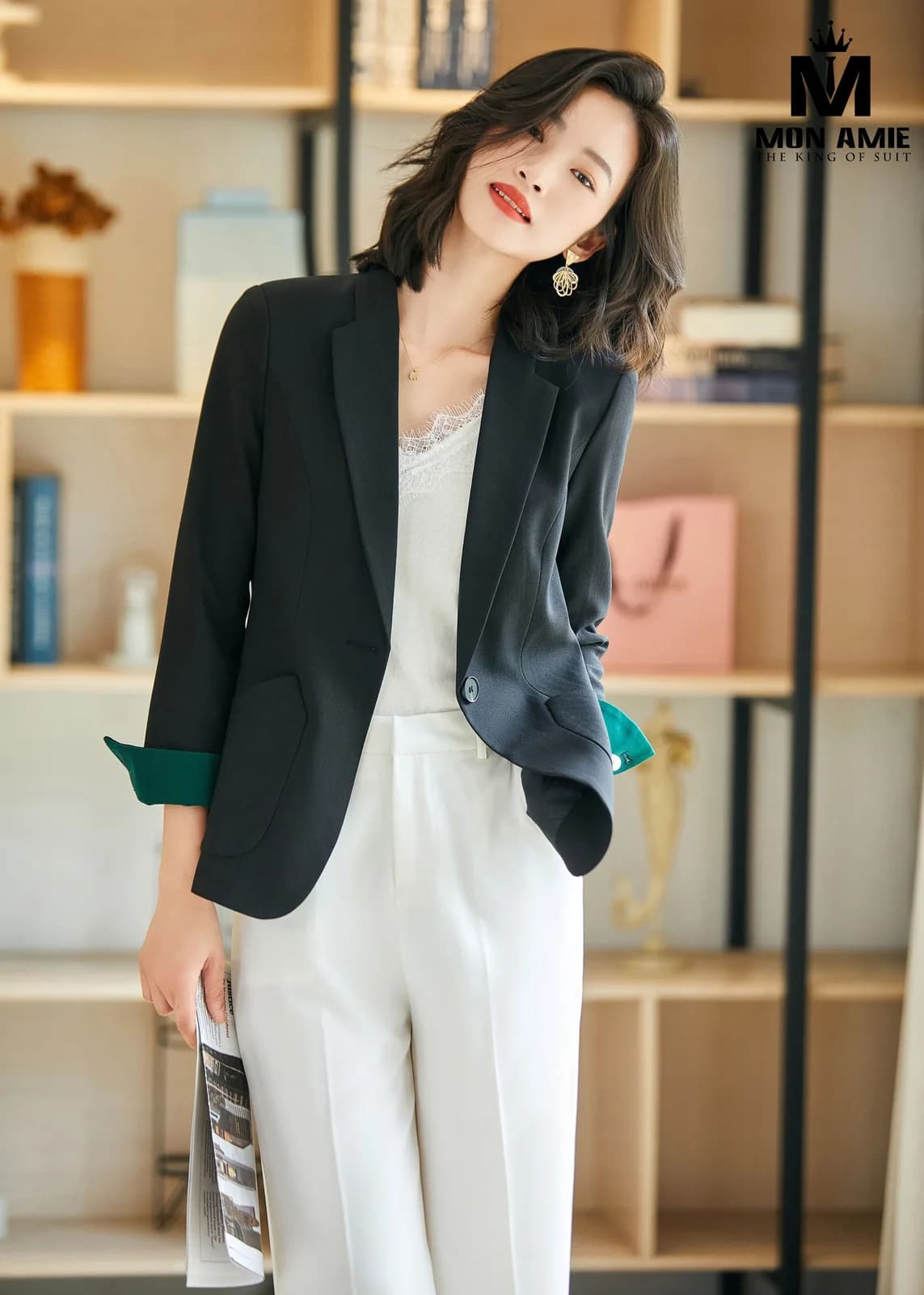 Blazer Nữ Đen Túi Đắp Bo Tròn Lót Tay Xanh Lục