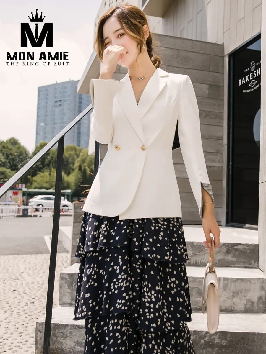 Blazer Nữ Trắng Kem Nút Vàng Cài Lệch Tay Xẻ