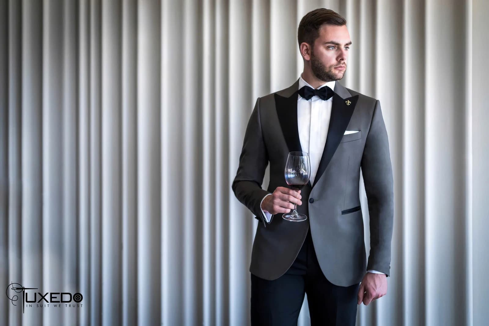 Tuxedo Xám Khói Ve Nhọn Satin