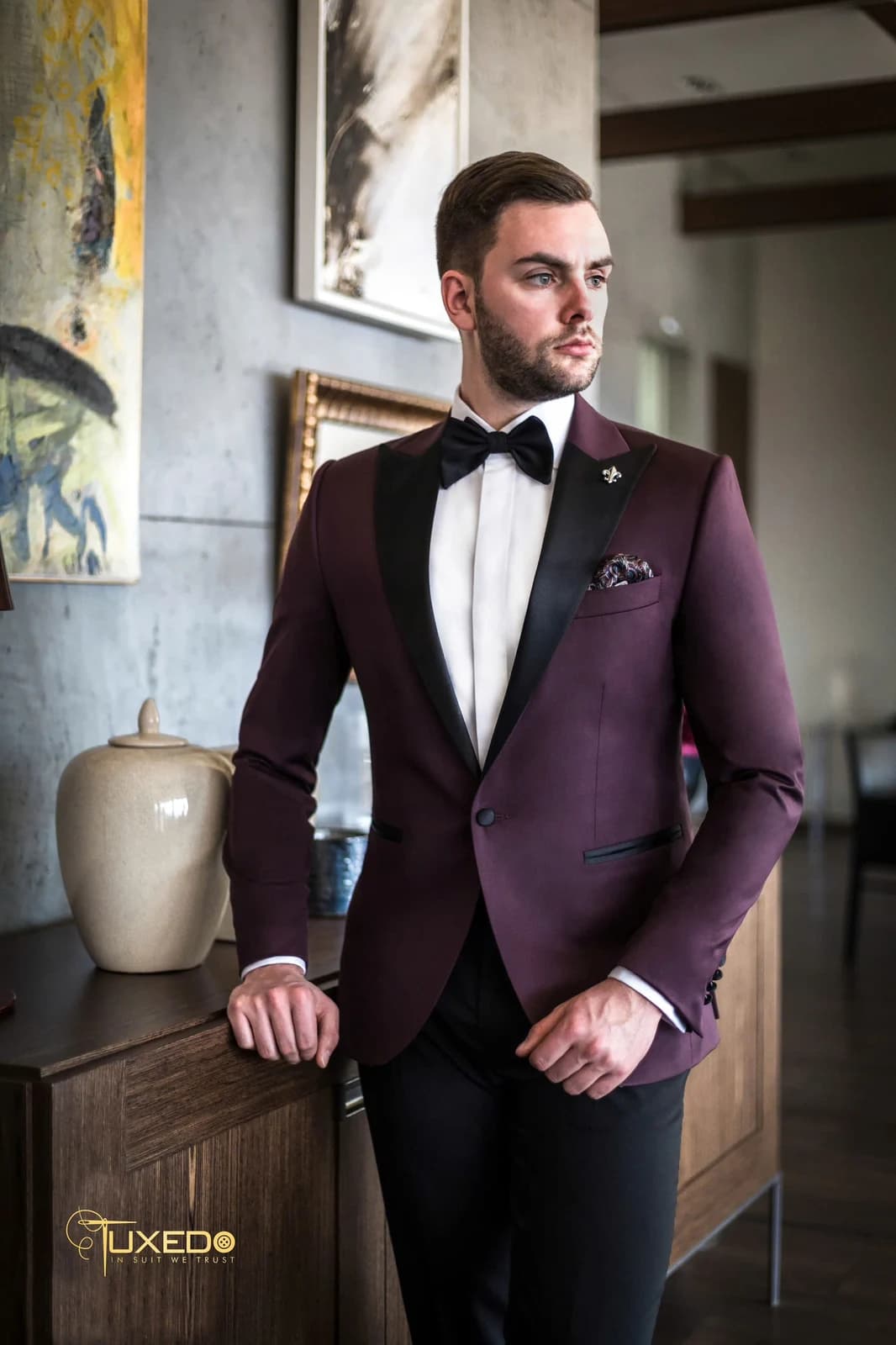 Tuxedo Rượu Vang Ve Nhọn Satin