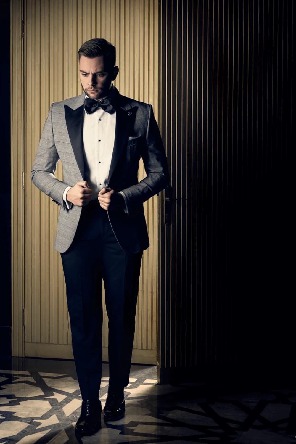 Tuxedo Xám Kẻ Ánh Bạc