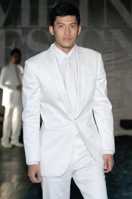 Tuxedo Trắng Hoa Văn Caro Chìm