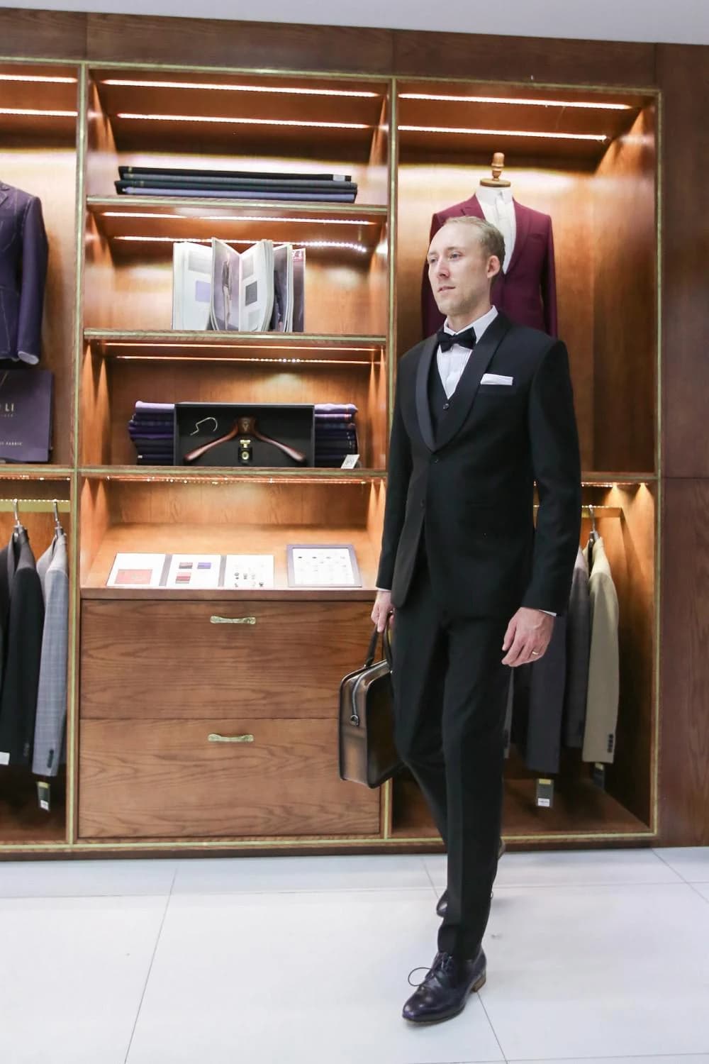 Tuxedo Đen Một Nút Cổ Điển Đen tuyền, ve satin đen