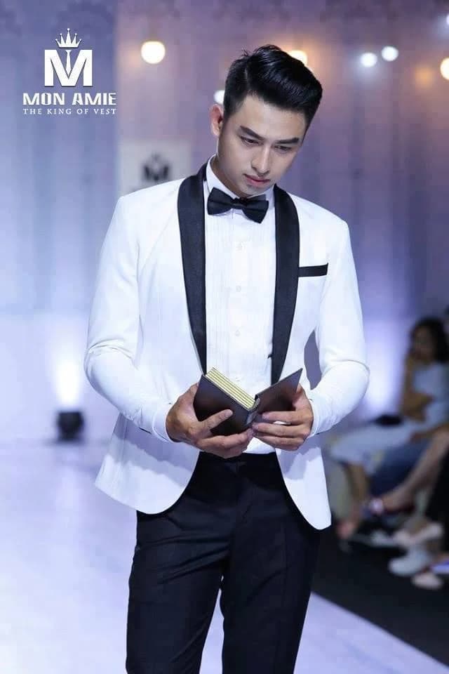 Tuxedo Trắng Ve Khăn Đen