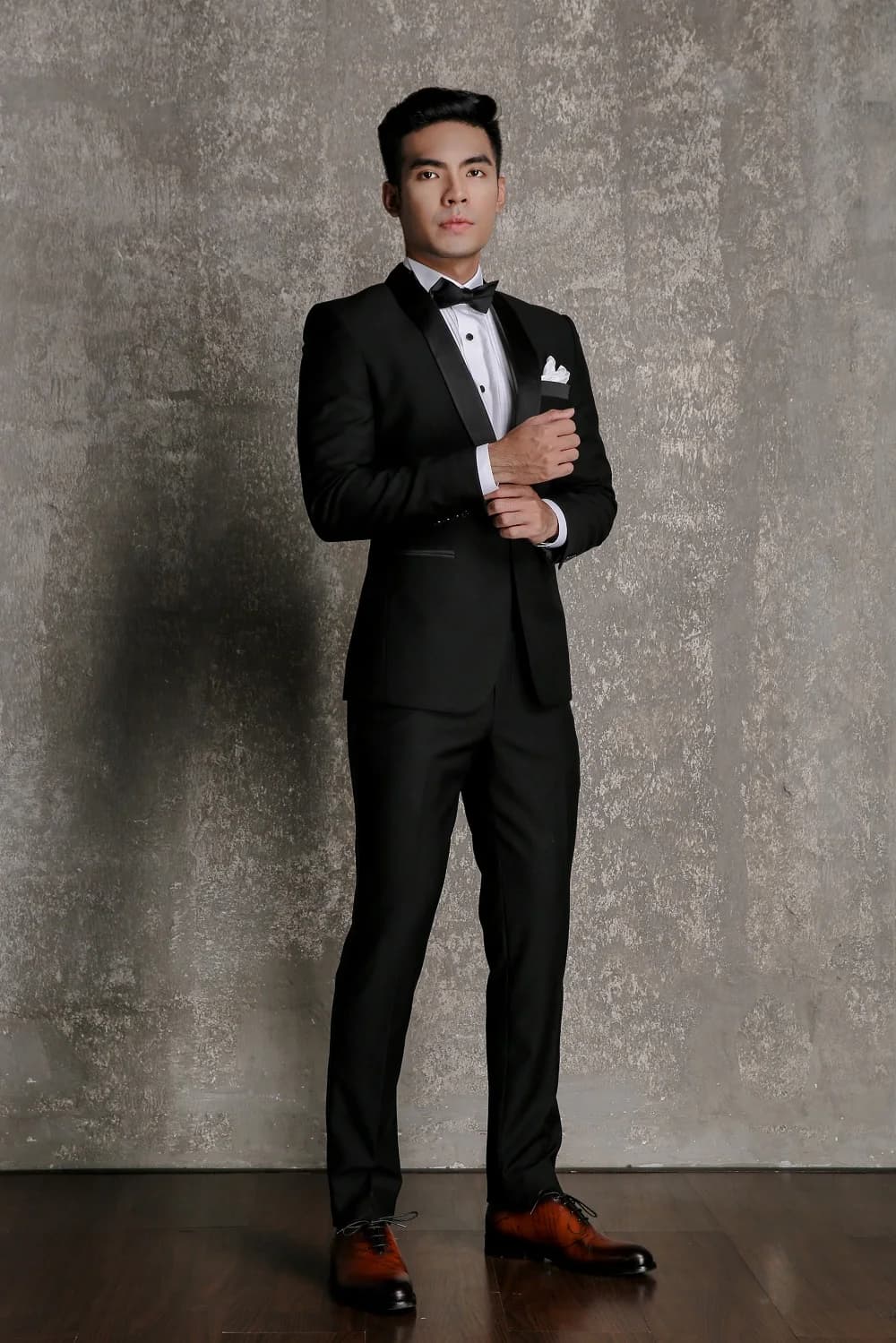 Tuxedo Đen Ve Shawl Satin Một Cúc Khăn Túi Trắng