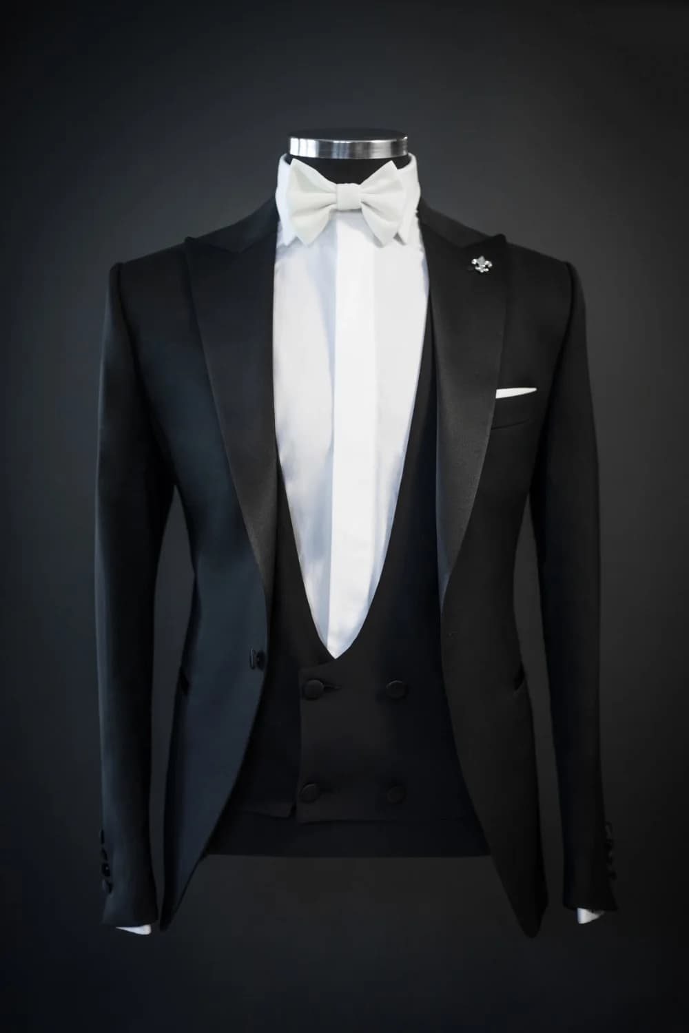 Tuxedo Đen Ve Nhọn Gilê Cổ U Nơ Trắng Ghim Hoa Huệ