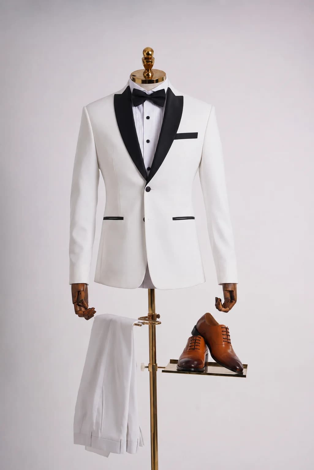 Tuxedo Trắng Ngà Hai Khuy Ve Lụa Đen Quần Trắng