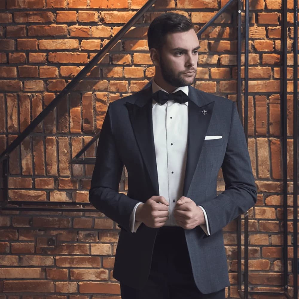 Tuxedo Xám Than Trơn Ve Nhọn Satin Khăn Túi Trắng