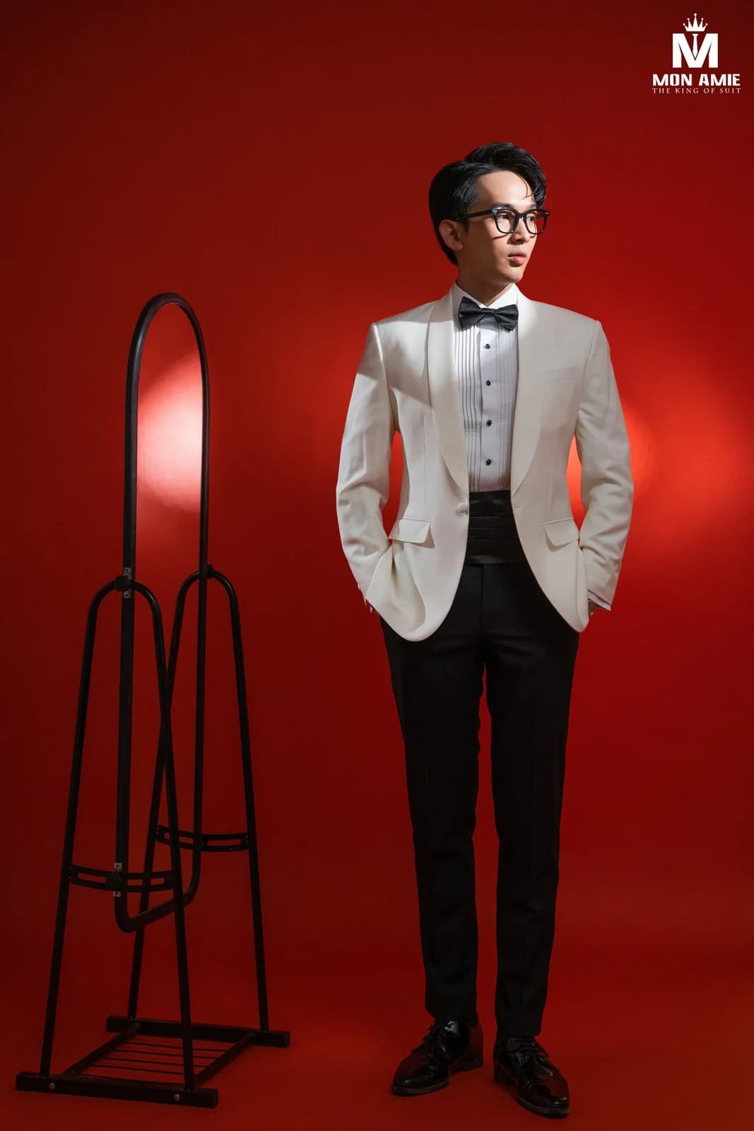 Tuxedo Trắng Ngà Ve Shawl Cummerbund Quần Đen