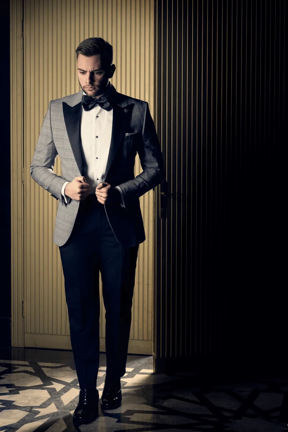 Tuxedo Xám Caro Glen-check Ve Nhọn Lụa Đen Quần Navy
