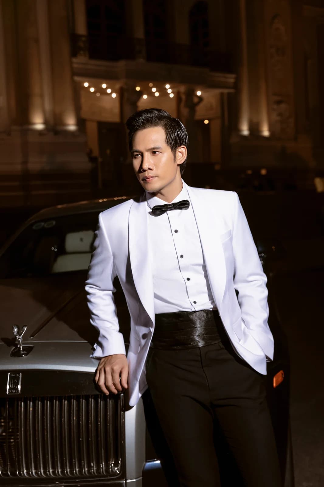 Tuxedo Trắng Ve Shawl Lớn Cummerbund Đen Nơ Bóng