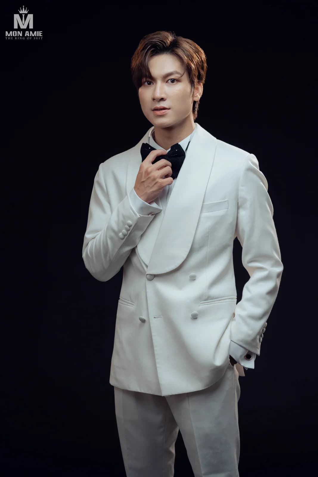 Tuxedo Trắng Hai Hàng Khuy Bọc Vải Ve Shawl Bo Tròn