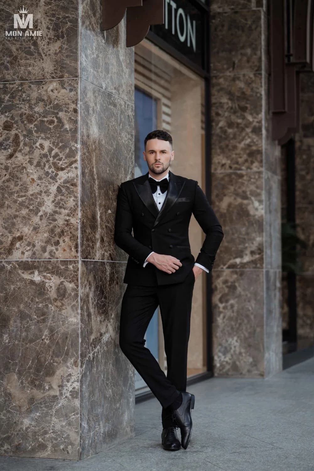 Tuxedo Đen Hai Hàng Khuy Ve Nhọn Satin Nơ Nhung
