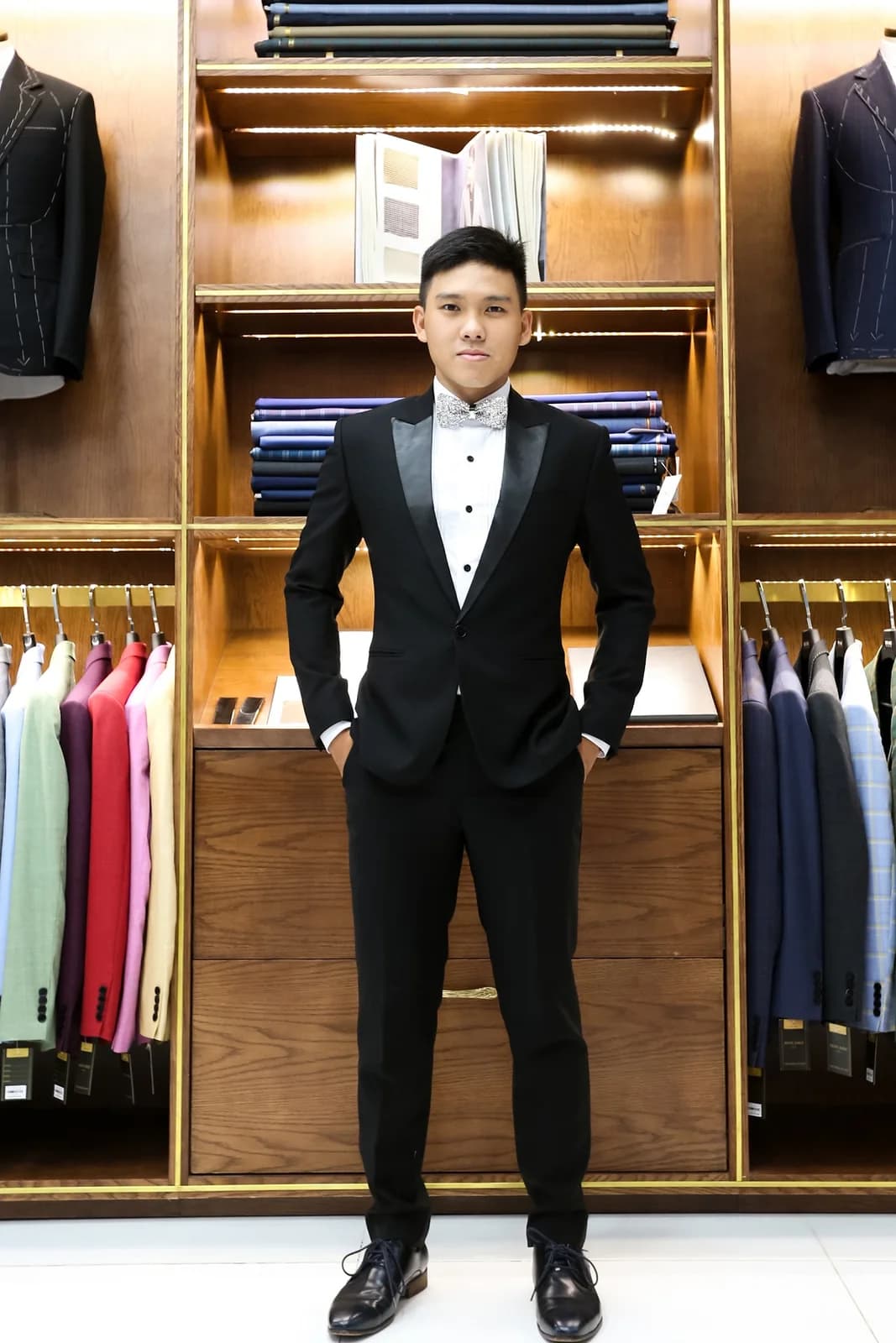 Tuxedo Đen Một Cúc Ve Nhọn Satin Nơ Pha Lê Bạc