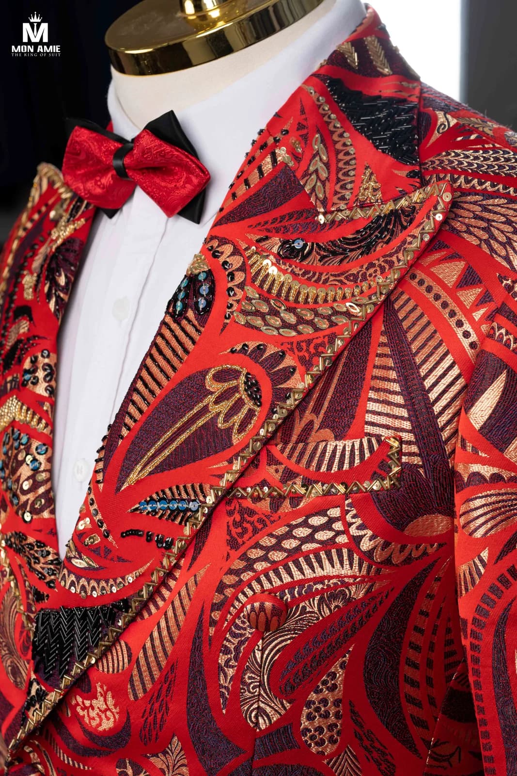 Tuxedo Jacquard Đỏ Hoạ Tiết Vàng Đồng Ve Đính Cườm