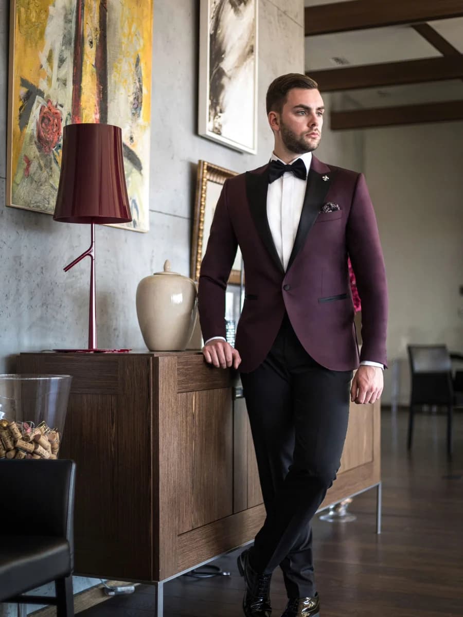 Tuxedo Đỏ Mận Phom Ôm Trẻ Trung