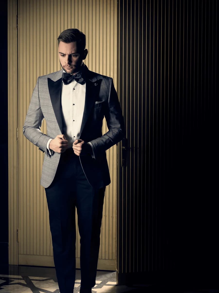 Tuxedo Xám Kẻ Ánh Bạc