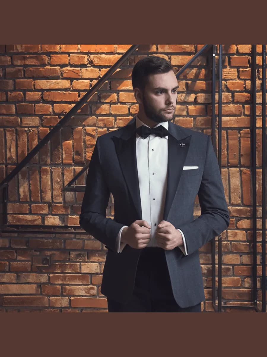 Tuxedo Xám Than Trơn Ve Nhọn Satin Khăn Túi Trắng