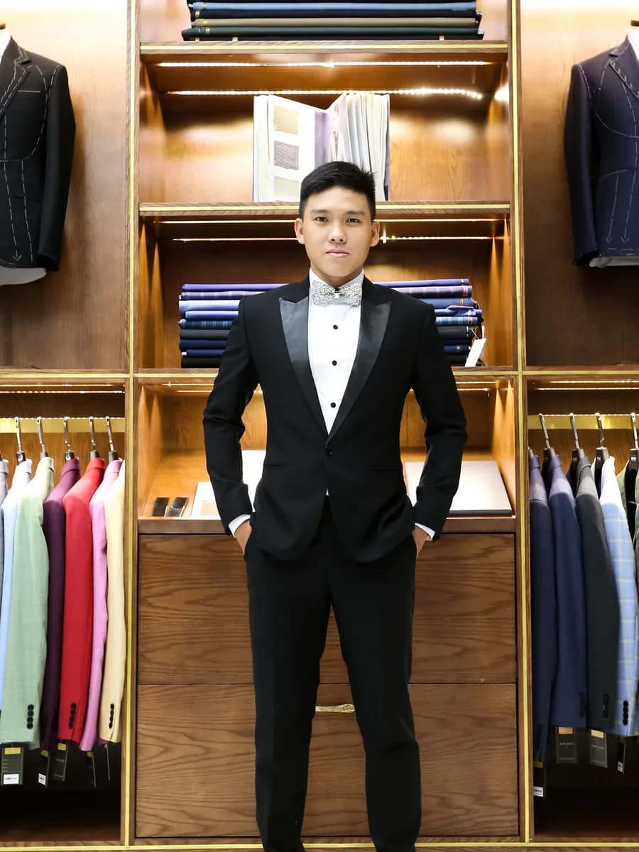 Tuxedo Đen Một Cúc Ve Nhọn Satin Nơ Pha Lê Bạc