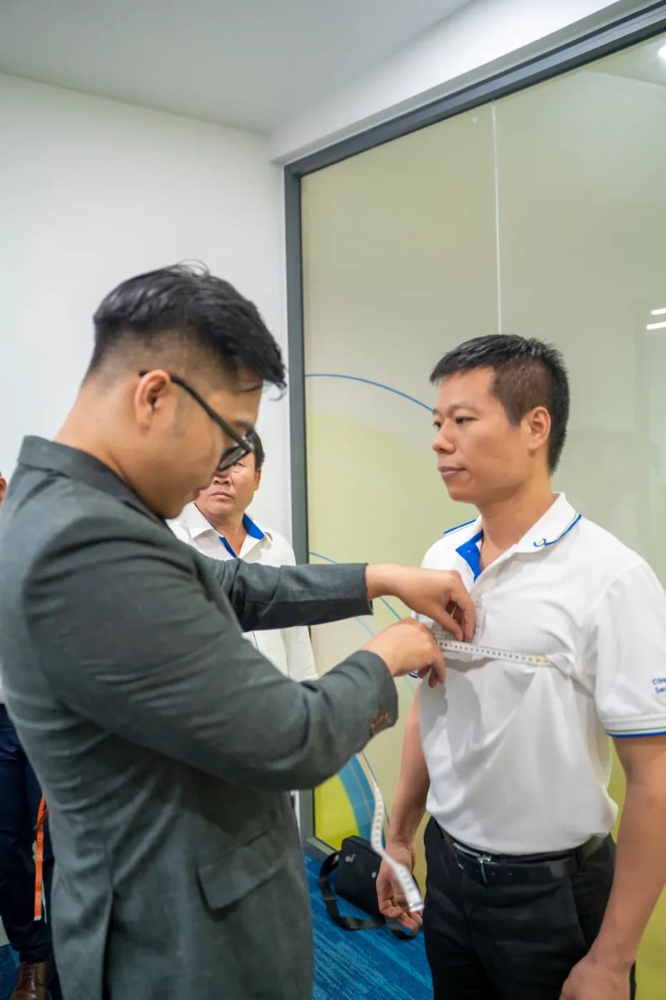 Đo đồng phục tại văn phòng doanh nghiệp