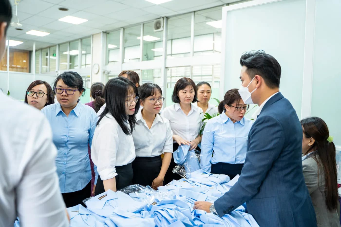 Nhân viên nhận và thử đồng phục