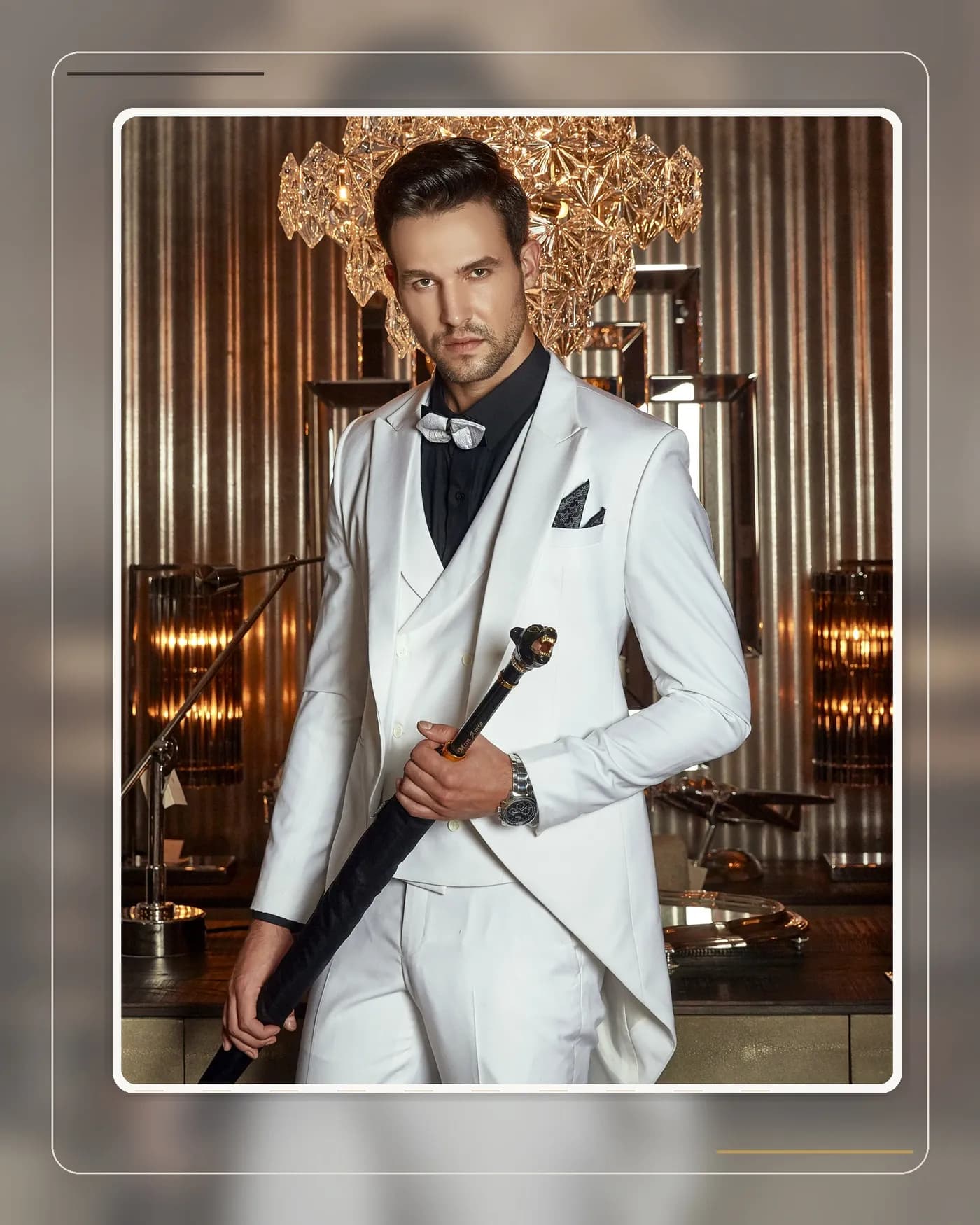 Đồng hồ dress watch mỏng trên cổ tay áo tuxedo trong dạ tiệc black tie