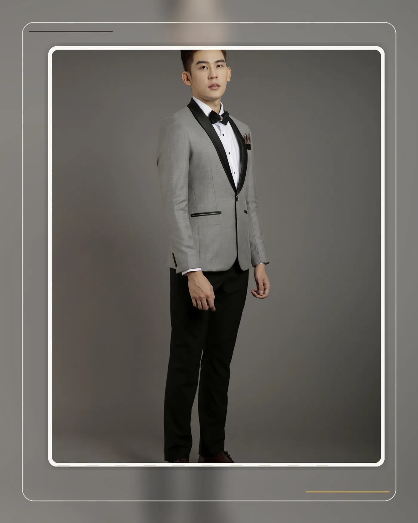 Chú rể mặc velvet jacket màu burgundy sang trọng trong tiệc cưới buổi tối