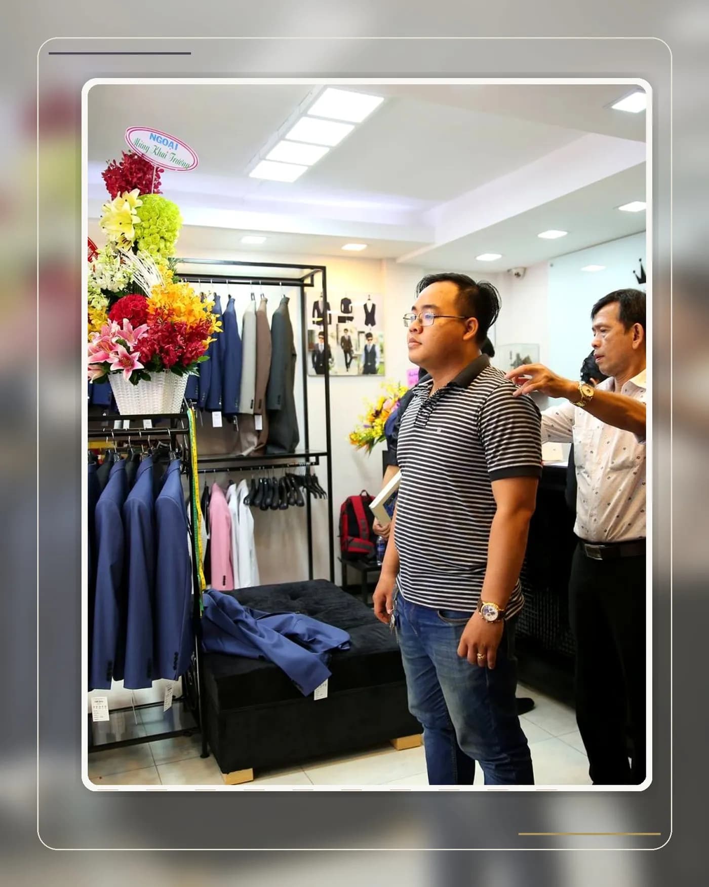 Các mẫu vải suit tông sậm phù hợp mùa mưa Sài Gòn được trưng bày tại Mon Amie