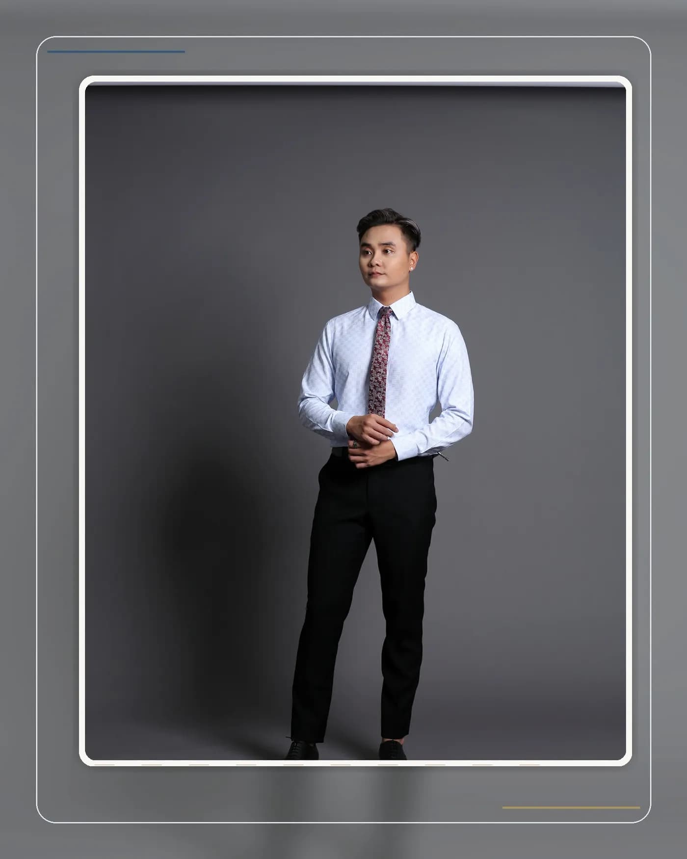 Khăn túi ngực lụa gấp gọn trên túi áo suit thể hiện vai trò điểm nhấn tinh tế